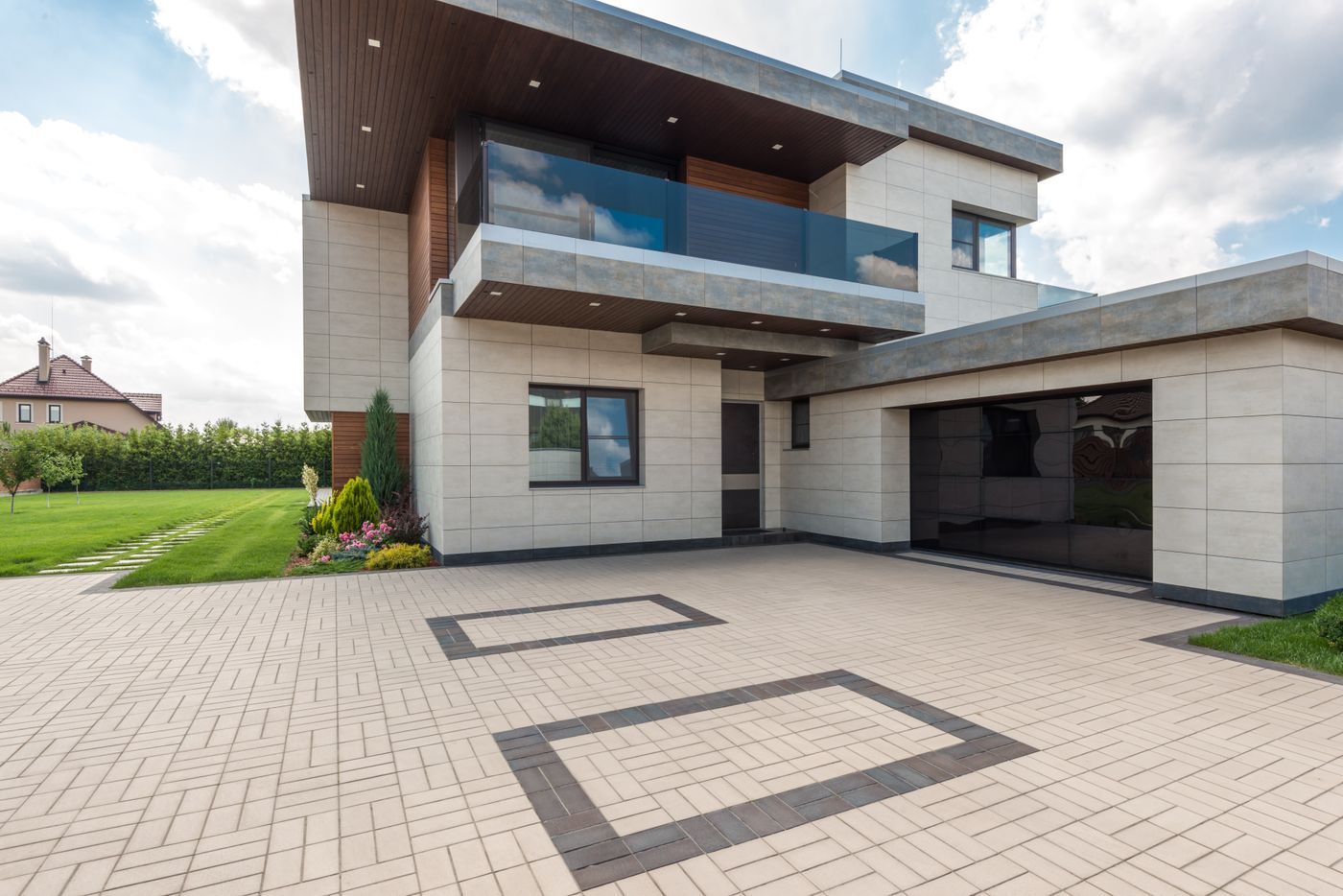 Moderne woning met opritstenen en aangelegd gazon